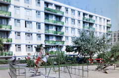 Magyarország, Debrecen, Libakerti (ekkor Új Élet parki) lakótelep. Nyár utca 1-5 sz. az Űrhajósok tere felől., 1968, Építésügyi Dokumentációs és Információs Központ, VÁTI, játszótér, libikóka, színes, hinta, fa, gyerekek, pad, Fortepan #28774