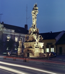 Magyarország, Vác, Szentháromság tér, Szentháromság-szobor., 1974, Építésügyi Dokumentációs és Információs Központ, VÁTI, színes, Fiat 500, Fortepan #28777