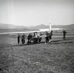 Hungary, Hármashatárhegy Airport, Budapest II., gumiköteles starthelyre tolják a vitorlázó repülőgépet., 1938, Fábián István, Budapest, Fortepan #287782