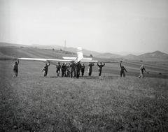 Hungary, Hármashatárhegy Airport, Budapest II., gumiköteles starthelyre tolják a vitorlázó repülőgépet., 1938, Fábián István, Budapest, Fortepan #287783