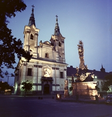 Magyarország, Vác, Szentháromság tér, Szentháromság-szobor. Háttérben Köztársaság út, a Szent Anna piarista-templom és a rendház., 1974, Építésügyi Dokumentációs és Információs Központ, VÁTI, színes, Fiat 500, Fortepan #28779