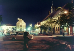 Magyarország, Vác, Március 15. tér, szemben a Fehérek temploma., 1974, Építésügyi Dokumentációs és Információs Központ, VÁTI, színes, Trabant 601, Renault 4, láda, Fortepan #28780