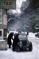 1955, Csaba László örökösei, Best of, taxi, taxiállomás, színes, rendőrnő, tél, hó, Renault Juvaquatre, rendszám, hirdetőoszlop, Fortepan #287820