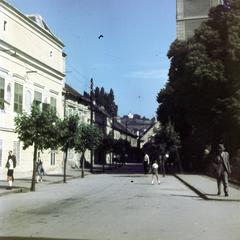 Magyarország, Kőszeg, Jurisics tér a Hősök kapujától a Rajnis utca felé nézve, balra a Városháza, jobbra a Szent Imre-templom., 1955, Csaba László örökösei, színes, utcakép, címer, Fortepan #287846