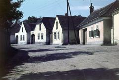 Magyarország, Kőszeg, Várkör, szemben a 82., 84. és 86. számú házak, az un. kapásházak., 1955, Csaba László örökösei, színes, lakóház, földút, zsalugáter, Fortepan #287850