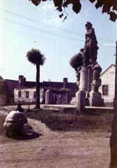 Magyarország, Kőszeg, Várkör, Szent Flórián szobra., 1955, Csaba László örökösei, színes, Szent Flórián-ábrázolás, szobor, guggolás, szoborcsoport, Fortepan #287857