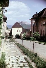 Slovakia, Spišské Podhradie, Szepeshely, a kanonoksor végénél az Alsó (keleti) kapu (Dolná (východná) brána). Kilátás Szepes vára felé., 1955, Csaba László örökösei, colorful, City gate, Fortepan #287878