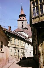 Romania,Transylvania, Brașov, Strada Poarta Schei, szemben a Strada Hans Benkner, a háztetők felett a Fekete templom részlete látható., 1956, Csaba László örökösei, colorful, steeple, Fortepan #287902