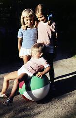 1959, Csaba László örökösei, colorful, three people, beach ball, kids, Fortepan #287929