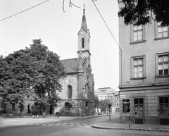 Magyarország, Budapest I., Halász utca - Fő utca sarok, háttérben a Budai kapucinus templom., 1967, Építésügyi Dokumentációs és Információs Központ, VÁTI, utcanévtábla, Budapest, Fortepan #28793