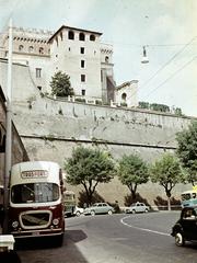 Olaszország, Róma, Viale dei Bastioni di Michelangelo, a Vatikán határfala mögött a Belvedere-palota részlete., 1960, Csaba László örökösei, színes, Fortepan #287931