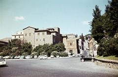 Olaszország, Róma, Piazza Bocca della Verità, jobbra szemben a Via di S. Giovanni Decollato, középen a Palazzetto Pierleoni., 1960, Csaba László örökösei, parkoló, színes, Fortepan #287936