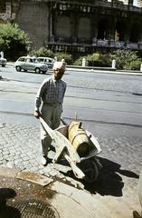 Olaszország, Róma, a Via di S. Giovanni in Laterano sarkáról a Piazza del Colosseo, háttérben a Colosseum., 1960, Csaba László örökösei, színes, talicska, Fortepan #287939