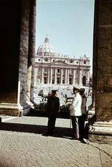 Vatikán, Szent Péter tér, előtérben Bernini kolonnádja, háttérben a Szent Péter-bazilika., 1960, Csaba László örökösei, színes, Fortepan #287943