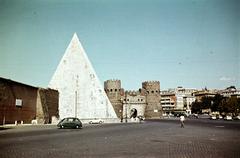 Olaszország, Róma, Via Ostiense, Caius Cestius síremléke / piramisa és a Szent Pál kapu., 1960, Csaba László örökösei, Fiat 600 Multipla, színes, piramis, Fortepan #287952