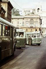 Olaszország, Róma, Via Cesare Battisti, szemben a Palazzo Colonna, mögötte a Biblioteca dell'Istituto Nazionale per l'Assicurazione Contro Gli Infortuni sul Lavoro., 1960, Csaba László örökösei, autóbusz, színes, Lancia Esatau 703, Lancia-márka, Fortepan #287961