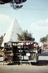 Olaszország, Róma, Piazza Ostiense, háttérben a Via Ostiense mellett Caius Cestius síremléke / piramisa., 1960, Csaba László örökösei, színes, kalap, dobogó, Fortepan #287963