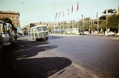 Olaszország, Róma, Viale Enrico de Nicola, balra a Piazza dei Cinquecento és a Palazzo Massimo alle Terme (ma a Museo Nazionale Romano egyik egyik kiállítóhelye.), 1960, Csaba László örökösei, színes, autóbusz, Fortepan #287965