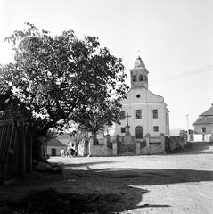 Magyarország, Erdőhorváti, Kassai út, jobbra az Egres utca leágazása, középen a Szent Kereszt-templom., 1953, Csaba László örökösei, templom, Fortepan #287967