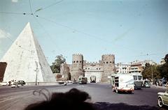 Olaszország, Róma, Via Ostiense, Caius Cestius síremléke / piramisa és a Szent Pál kapu., 1960, Csaba László örökösei, forgalom, piramis, autóbusz, villamos, színes, Fortepan #287968