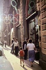 Olaszország, Firenze, Via dei Tosinghi a Via Roma felé., 1960, Csaba László örökösei, színes, kváderkő, neonreklám, Fortepan #287973