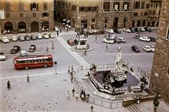 Olaszország, Firenze, Piazza della Signoria, előtérben a Neptun kút, középen I. Cosimo de’ Medici lovas szobra. A felvétel a Loggia dei Lanzi-ról készült., 1960, Csaba László örökösei, színes, szobor, medence, lovas szobor, parkoló, galamb, gyalogátkelő, tér, autóbusz, Fortepan #287975