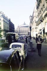 Franciaország, Párizs, Avenue de l'Opéra, középen a Rue d'Antin kereszteződése, háttérben a Place de l'Opéra és az Opera (Palais Garnier)., 1962, Csaba László örökösei, Fiat 500, forgalom, Fortepan #287999