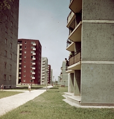 Magyarország, Budapest IX., József Attila lakótelep, sétány a Dési Huber utca és az Egyetértés utca házai között a Távíró utca irányából nézve., 1963, Építésügyi Dokumentációs és Információs Központ, VÁTI, színes, lakótelep, erkély, Budapest, Fortepan #28800