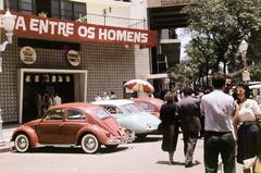 Brazília, Rio de Janeiro, a Rua da Ajuda és az Avenida Rio Branco sarkán a Teatro Nacional de Comédia., 1962, Csaba László örökösei, DKW-márka, DKW F93, Volkswagen Bogár, Fortepan #288027