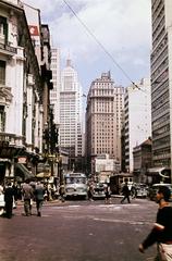 Brazília, Sao Paulo, az Avenida São João a Rua Libero Badaró felé, szemben kissé balra az Edifício Altino Arantes, tőle jobbra az Edifício Martinelli., 1962, Csaba László örökösei, Fortepan #288061