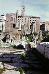 Olaszország, Róma, Forum Romanum, középen a Saturnus-templom maradványa, háttérben a Szenátori Palota látható., 1963, Csaba László örökösei, színes, Fortepan #288072