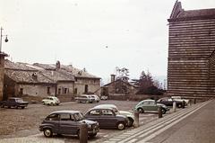 Olaszország, Orvieto, Piazza del Duomo, jobbra a Duomo di Orvieto bal oldali kereszthajója, benne a La Cappella del Corporale., 1963, Csaba László örökösei, Fiat 600, színes, Fortepan #288083