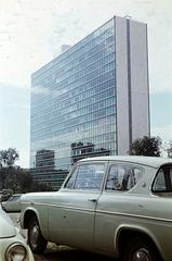 Olaszország, Róma, EUR városrész, Piazzale Enrico Mattei, Palazzo ENI., 1963, Csaba László örökösei, Ford Anglia, színes, Fortepan #288086