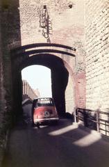 Olaszország, Verona, Castelvecchio, eredeti nevén San Martino in Aquaro vára, Ponte Scaligero. A kapun túl az Adige folyó feletti Ponte di Castelvecchio látható., 1963, Csaba László örökösei, Fiat 600 Multipla, színes, Fortepan #288092