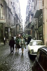 Olaszország, Nápoly, a Via dei Tribunali a Vico Nuovo Pace felől, a Via S. Nicola dei Caserti torkolatától a Vico Nuovo Pace felé., 1963, Csaba László örökösei, színes, Fortepan #288096