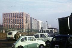 Olaszország, Nápoly, Molo Beverello, balra Piazza Municipio 84. számú saroképület látható., 1963, Csaba László örökösei, színes, Fiat 500, Fortepan #288097