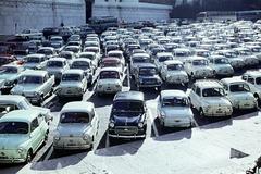 Olaszország, Róma, Via del Teatro di Marcello, háttérben az Altare della Patria., 1963, Csaba László örökösei, automobil, Fiat-márka, Fiat 500, Autobianchi-márka, Fiat 600, Fiat 1100B, parkoló, színes, Fortepan #288101