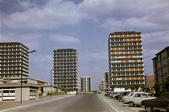 Franciaország, Sarcelles, Avenue du Maréchal Pierre Koenig (Avenue Marie Blanche)., 1963, Csaba László örökösei, magasház, parkoló, színes, Fortepan #288113