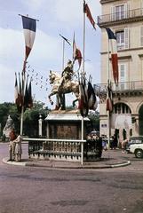 Franciaország, Párizs, Place des Pyramides, Jeanne d'Arc lovasszobra. Háttérben a Rue de Rivoli mellett a Tuileriák kertje., 1963, Csaba László örökösei, színes, Fortepan #288125