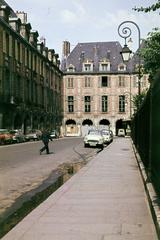 Franciaország, Párizs, Place des Vosges., 1963, Csaba László örökösei, Simca Aronde, színes, Fortepan #288134