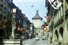 Svájc, Bern, Kramgasse, előtérben a Zähringerbrunnen, háttérben a Zytglogge (egykor őrtorony, börtön és óratorony is volt már)., 1964, Csaba László örökösei, színes, Fortepan #288142