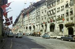 Svájc, Bern, a Gerechtigkeitsgasse a Nydeggasse felől a Gerechtigkeitsbrunnen felé., 1964, Csaba László örökösei, Fiat 850, Simca 1300, NSU Prinz, színes, Fortepan #288143