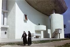 Franciaország, Ronchamp, a Le Corbusier tervei alapján épített Magasságos Miasszonyunk-kápolna (Chapelle Notre-Dame-du-Haut de Ronchamp)., 1964, Csaba László örökösei, templom, apáca, színes, Fortepan #288158