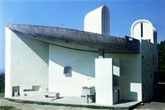 Franciaország, Ronchamp, a Le Corbusier tervei alapján épített Magasságos Miasszonyunk-kápolna (Chapelle Notre-Dame-du-Haut de Ronchamp)., 1964, Csaba László örökösei, színes, Fortepan #288159