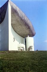 Franciaország, Ronchamp, a Le Corbusier tervei alapján épített Magasságos Miasszonyunk-kápolna (Chapelle Notre-Dame-du-Haut de Ronchamp)., 1964, Csaba László örökösei, modern építészet, színes, Fortepan #288163