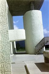 Franciaország, Ronchamp, a Le Corbusier tervei alapján épített Magasságos Miasszonyunk-kápolna (Chapelle Notre-Dame-du-Haut de Ronchamp)., 1964, Csaba László örökösei, modern építészet, színes, Fortepan #288164