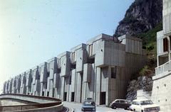 Olaszország, Longarone, Via Alessandro Manzoni, a Vajont-gát katasztrófája után épült, Valeriano Pastor építész tervezte házak., 1969, Csaba László örökösei, modern építészet, automobil, Fiat-márka, színes, Fortepan #288170