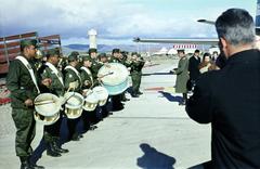 Argentína, San Carlos de Bariloche, San Carlos de Bariloche Airport / Aeropuerto de San Carlos de Bariloche., 1969, Csaba László örökösei, színes, felirat, fotózás, katonazenekar, repülőtér, árnyék, egyenruha, Fortepan #288176