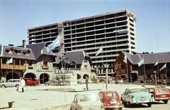 Argentína, San Carlos de Bariloche, Centro Cívico Bariloche, középen Monumento ecuestre a Julio Argentino Roca, a háttérben még építés alatt az Edificio Bariloche Center., 1969, Csaba László örökösei, Fiat 500, Fortepan #288177