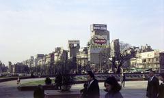 Argentína, Buenos Aires, Avenida 9 de Julio, szemben a Calle Carlos Pellegrini házsora, a "Bisleri" feliratos ház után
a Calle Tucumán torkolata., 1969, Csaba László örökösei, Fortepan #288185